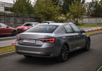 Подержанный автомобиль Skoda Superb Liftback 2023 года (6 фото)