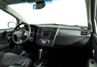 Подержанный автомобиль Nissan Tiida Hatchback 2013 года (9 фото)