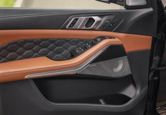 Подержанный автомобиль BMW X5 M 2021 года (27 фото)