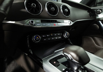 Подержанный автомобиль Kia Stinger 2018 года (23 фото)