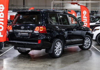 Подержанный автомобиль Toyota Land Cruiser Suv 2012 года (6 фото)