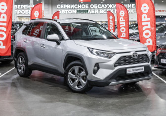 Подержанный автомобиль Toyota RAV4 2021 года (5 фото)