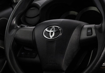 Подержанный автомобиль Toyota RAV4 2010 года (12 фото)