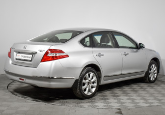 Подержанный автомобиль Nissan Teana 2010 года (5 фото)