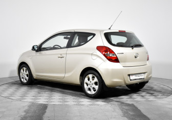 Подержанный автомобиль Hyundai i20 2010 года (7 фото)