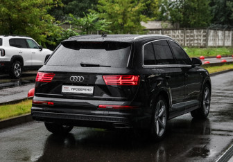 Подержанный автомобиль Audi Q7 2018 года (6 фото)