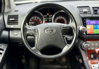 Подержанный автомобиль Toyota Highlander 2010 года (10 фото)