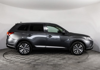 Подержанный автомобиль Mitsubishi Outlander 2021 года (4 фото)