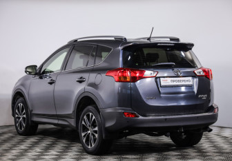 Подержанный автомобиль Toyota RAV4 2015 года (7 фото)