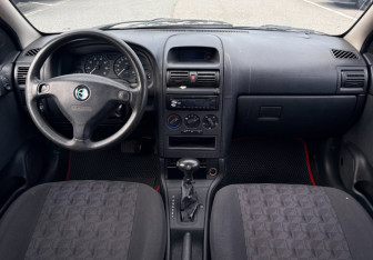Подержанный автомобиль Opel Astra Hatchback 2003 года (11 фото)