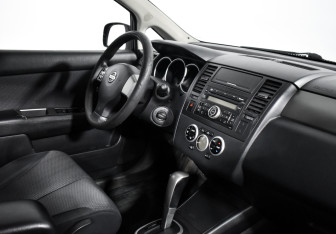 Подержанный автомобиль Nissan Tiida Hatchback 2010 года (13 фото)