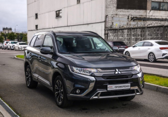 Подержанный автомобиль Mitsubishi Outlander 2021 года (5 фото)