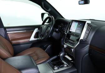 Подержанный автомобиль Toyota Land Cruiser Suv 2019 года (10 фото)