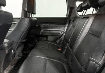 Подержанный автомобиль Mitsubishi Outlander 2014 года (12 фото)