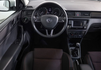 Подержанный автомобиль Skoda Rapid Liftback 2015 года (11 фото)