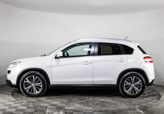 Подержанный автомобиль Peugeot 4008 2012 года (8 фото)