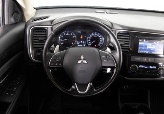 Подержанный автомобиль Mitsubishi Outlander 2016 года (10 фото)