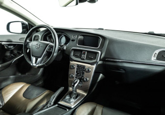 Подержанный автомобиль Volvo V40 Cross Country 2017 года (9 фото)
