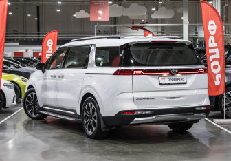 Подержанный автомобиль Kia Carnival 2020 года (12 фото)