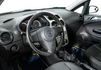 Подержанный автомобиль Opel Corsa 2007 года (11 фото)