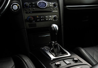 Подержанный автомобиль Infiniti QX70 2013 года (15 фото)