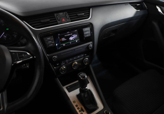 Подержанный автомобиль Skoda Octavia Liftback 2016 года (18 фото)