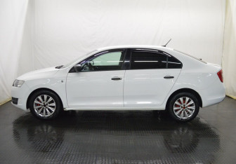 Подержанный автомобиль Skoda Rapid Liftback 2017 года (8 фото)