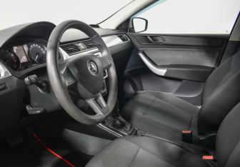 Подержанный автомобиль Skoda Rapid Liftback 2016 года (9 фото)