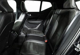 Подержанный автомобиль Volvo XC40 2018 года (10 фото)