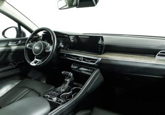 Подержанный автомобиль Kia K5 2021 года (9 фото)