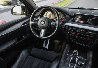 Подержанный автомобиль BMW X6 2017 года (12 фото)