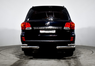 Подержанный автомобиль Toyota Land Cruiser Suv 2012 года (6 фото)