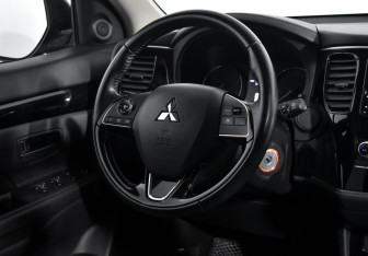 Подержанный автомобиль Mitsubishi Outlander 2022 года (14 фото)