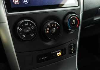 Подержанный автомобиль Toyota Corolla Sedan 2011 года (17 фото)