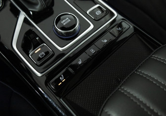 Подержанный автомобиль Hongqi HS5 2023 года (18 фото)