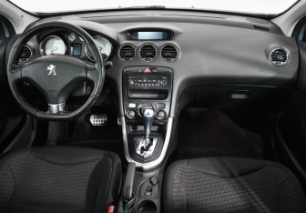 Подержанный автомобиль Peugeot 308 Hatchback 2011 года (15 фото)