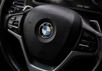 Подержанный автомобиль BMW X6 2016 года (12 фото)