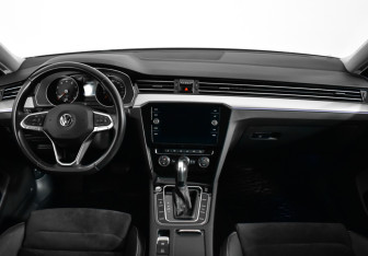 Подержанный автомобиль Volkswagen Passat Sedan 2020 года (12 фото)