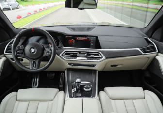 Подержанный автомобиль BMW X5 2021 года (14 фото)