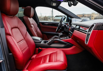 Подержанный автомобиль Porsche Cayenne 2020 года (29 фото)