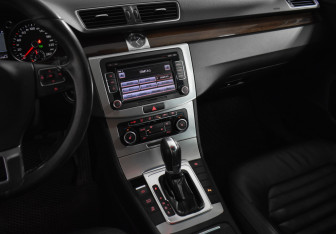 Подержанный автомобиль Volkswagen Passat Sedan 2011 года (18 фото)