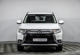 Подержанный автомобиль Mitsubishi Outlander 2017 года (2 фото)