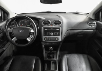 Подержанный автомобиль Ford Focus Hatchback 2006 года (10 фото)