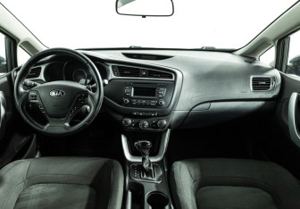 Подержанный автомобиль Kia Ceed Hatchback 2016 года (13 фото)