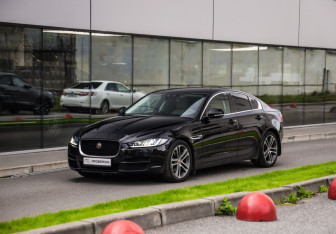 Подержанный автомобиль Jaguar XE 2017 года (3 фото)