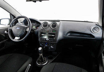 Подержанный автомобиль Ford Fiesta Hatchback 2007 года (9 фото)