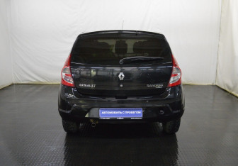 Подержанный автомобиль Renault Sandero 2011 года (6 фото)