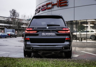 Подержанный автомобиль BMW X7 2023 года (7 фото)