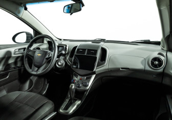 Подержанный автомобиль Chevrolet Aveo Hatchback 2014 года (9 фото)