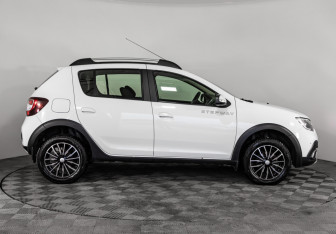 Подержанный автомобиль Renault Sandero 2020 года (4 фото)